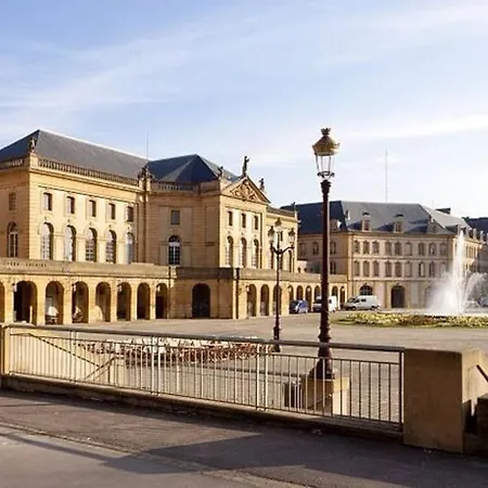 Appartement spa privatif et cinéma centre ville Metz